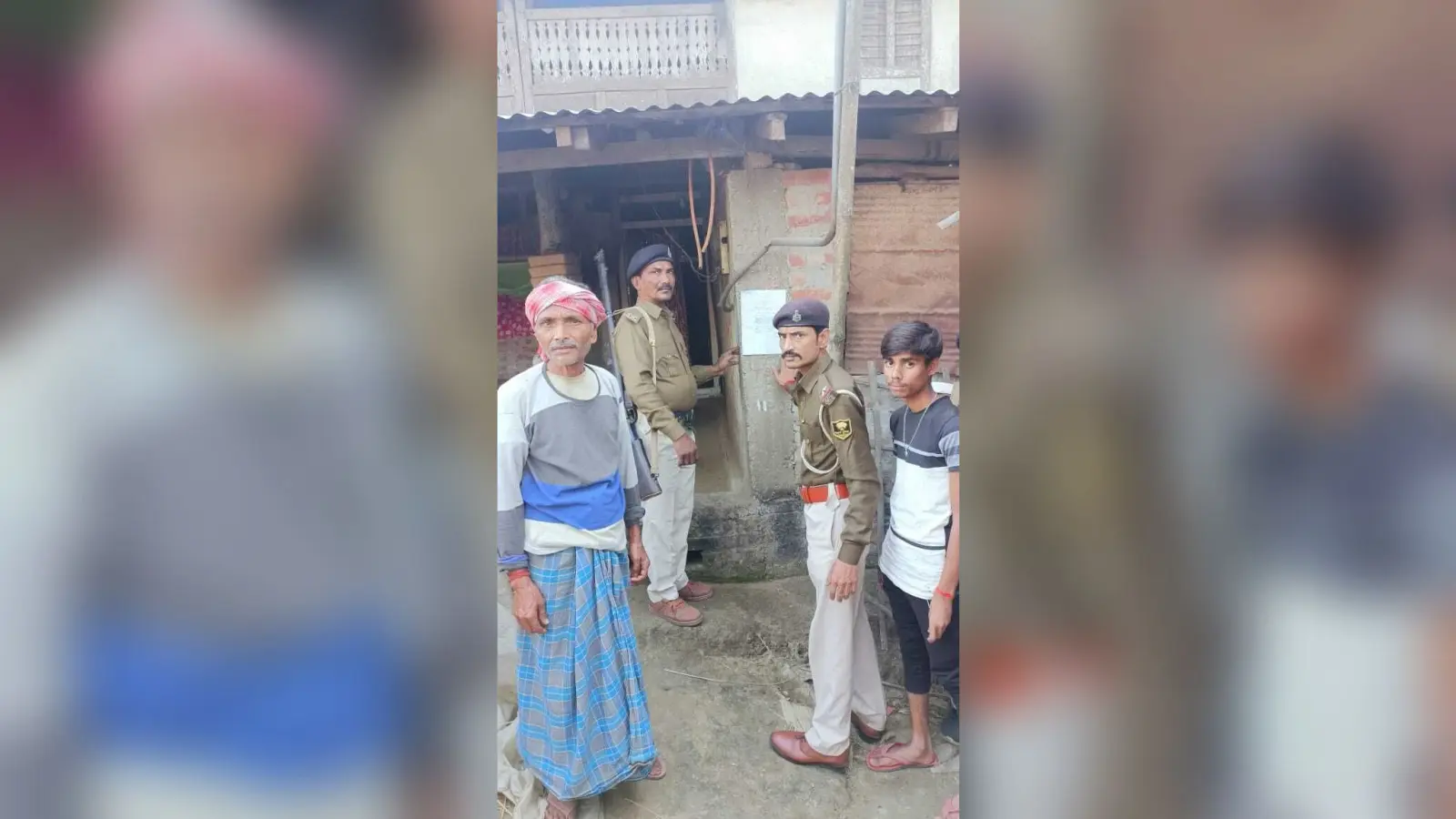 फरारी वारंटी के घर चिपकाया इश्तेहार