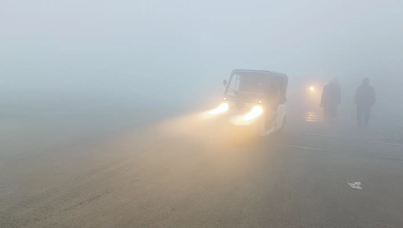 Chhapra News : कोहरे से 20 मीटर से भी कम हुई विजिबिलिटी, थम गयी वाहनों की रफ्तार