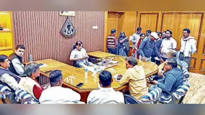 सफाईकर्मी चाहते हैं मिले 650 रुपये रोज लेकिन निगम 397 रुपये ही देने को तैयार, नहीं बनी बात