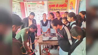 छात्र-छात्राओं को दी गयी घरेलू गैस सिलेंडर उपयोग करने की जानकारी