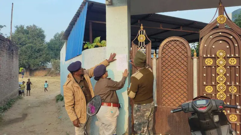 मुखिया के घर पर चस्पा किया इश्तेहार