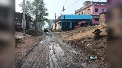 Giridih News :कस्तूरबा विद्यालय के पहुंच पथ पर कीचड़ व गंदा पानी बहने से परेशानी
