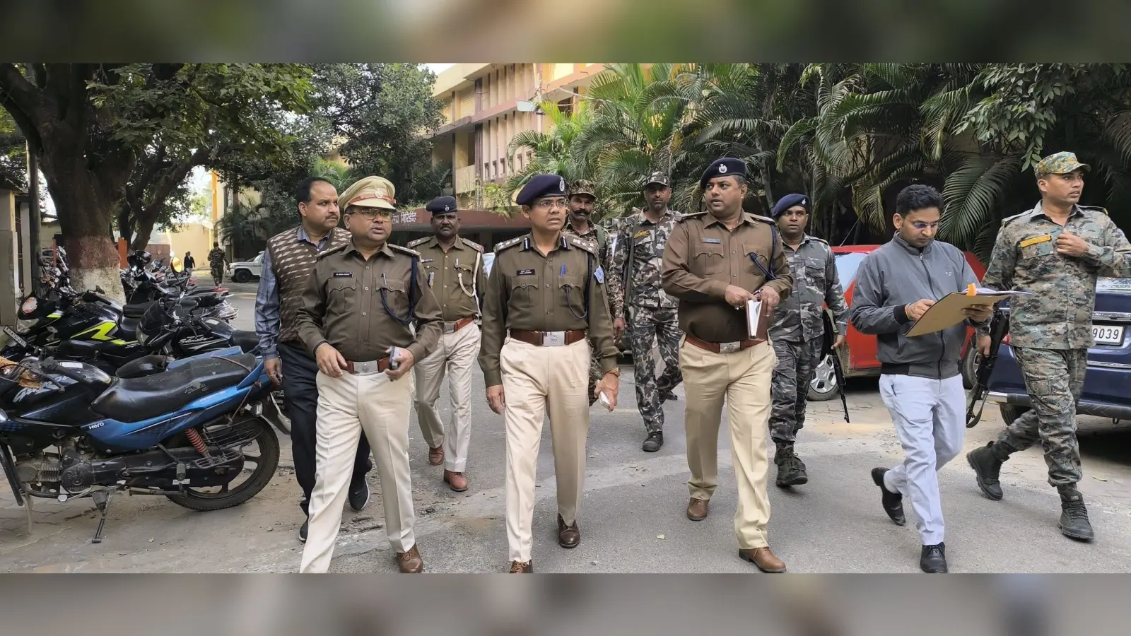 Giridih News: डीआइजी ने व्यवहार न्यायालय की सुरक्षा व्यवस्था का लिया जायजा