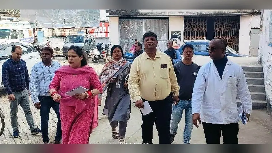 सीआरएम टीम ने बरहेट सीएचसी का लिया जायजा, अव्यवस्थाओं को दूर करने का दिया निर्देश