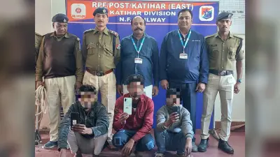katihar news : चोरी के मोबाइल के साथ तीन आरोपितों को आरपीएफ ने पकड़ा