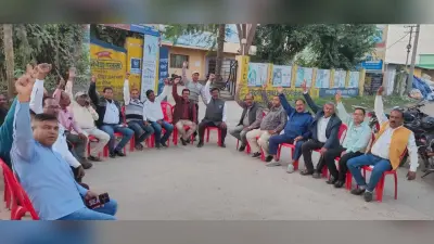 katihar news : तीसरे दिन भी धरना पर डटे रहे एलआइसी अभिकर्ता