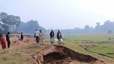 Godda News सीओ के पहुंचने से पहले ही अवैध मिट्टी की कटाई करने वाले भागे