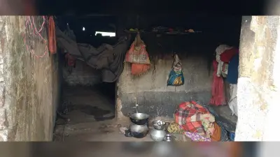 East Singhbhum : कंबल व प्लास्टिक टांग कर सर्द रातें गुजार रहे 22 सबर परिवार