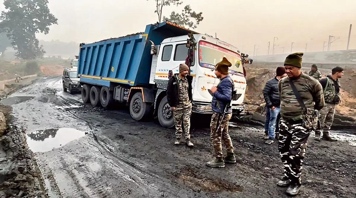 दो डंपरों पर एके-47 व पिस्टल से 28 राउंड फायरिंग