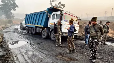 दो डंपरों पर एके-47 व पिस्टल से 28 राउंड फायरिंग