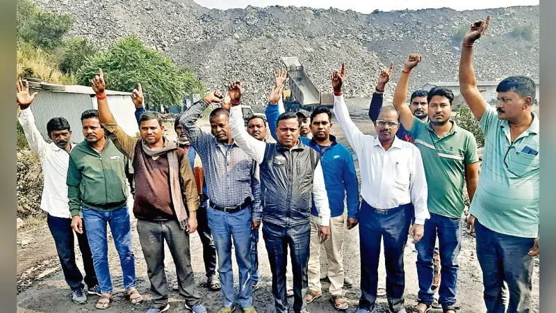 BOKARO NEWS : नियोजन के लिए आउटसोर्सिंग में विस्थापितों का प्रदर्शन