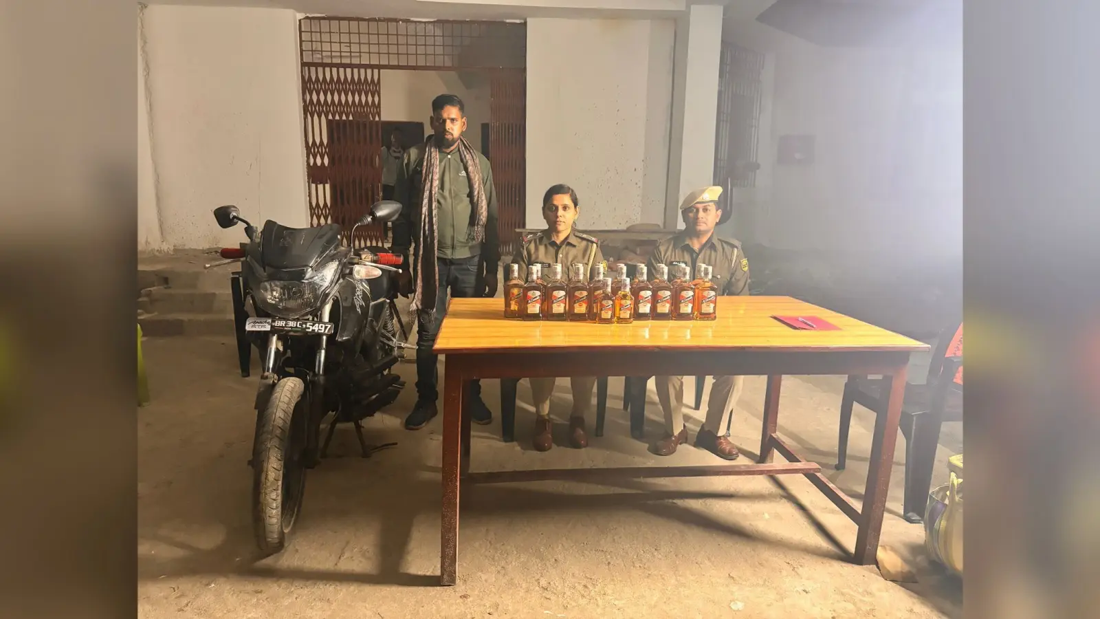 21 बोतल शराब बरामद, तस्कर गिरफ्तार, बाइक जब्त
