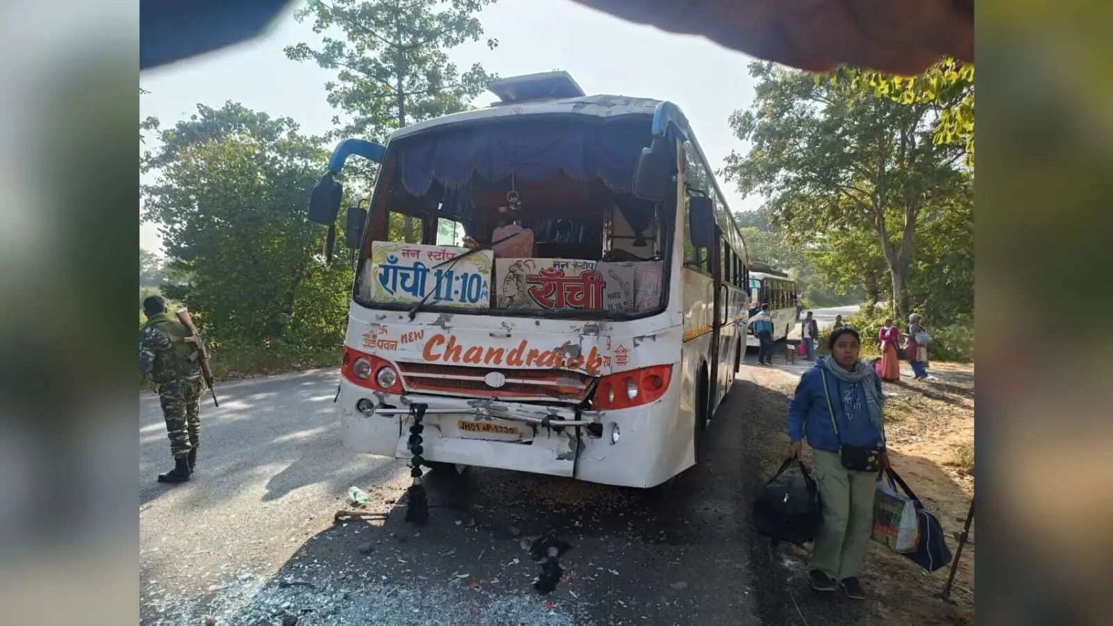 सड़क दुर्घटना में आधे दर्जन लोग घायल