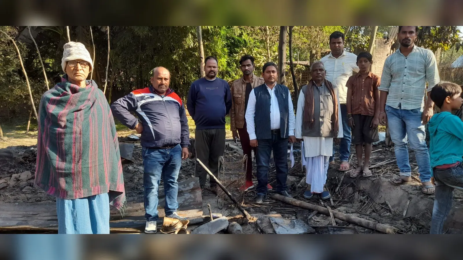 अलाव की चिंगारी से लगी आग, पांच घर जले
