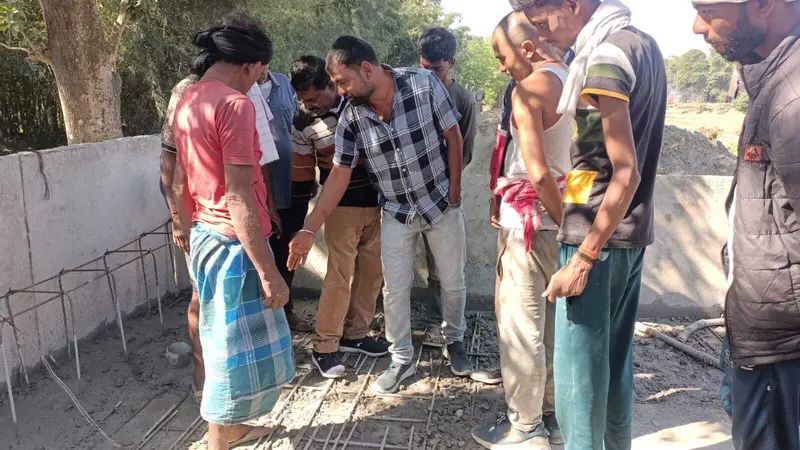 मीरागढ़ पुल निर्माण में हो रही गड़बड़ी का ग्रामीणों ने किया विरोध