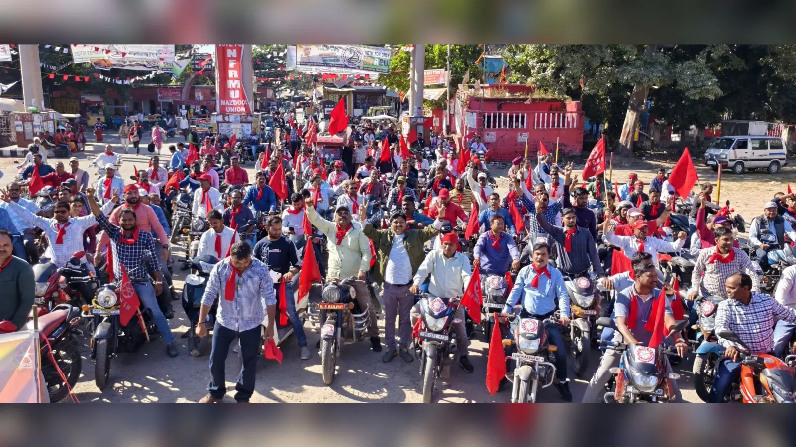 रेल यूनियन चुनाव को लेकर मजदूर यूनियन ने निकाला बाइक जुलूस