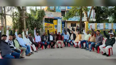 एलआइसी अभिकर्ताओं ने मांगों के समर्थन में चौथे दिन भी काम से अलग रहकर जताया विरोध