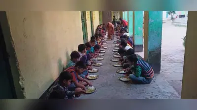 मध्यान भोजन में अंडा की जगह बच्चों को मिल रहा केला