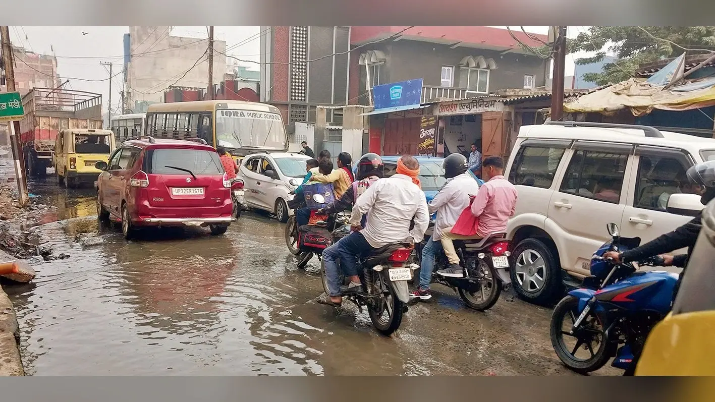 शहर की चमड़ा मंडी की सड़क बनी नाला, पैदल चलना मुश्किल