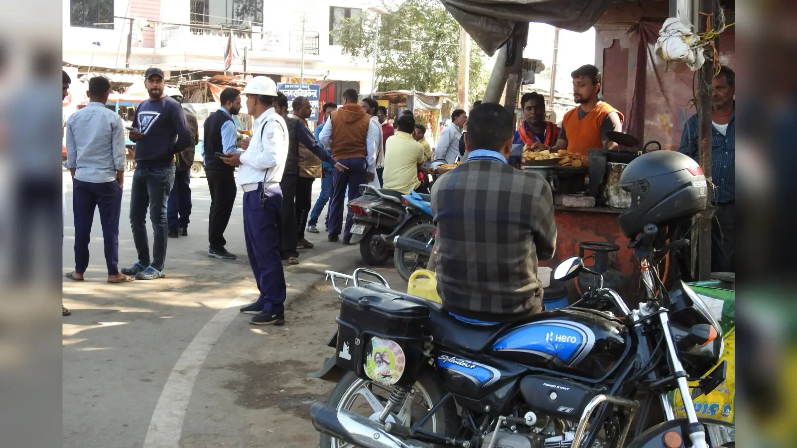 फव्वारा चौक पर चेकिंग करती रही पुलिस, पानी टंकी से मंदिर मोड़ तक जाम लगने से लोग रहे परेशान