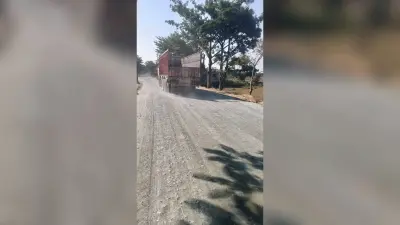 निर्माण कार्य में लगी एजेंसी नहीं कर रही सड़क पर पानी का छिड़काव