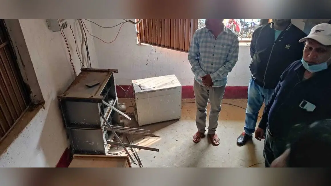 Deoghar news: पंचायत सचिवालय का ताला तोड़कर चोरों ने 12 पीस बैटरी व वाई-फाई डिवाइस की चोरी