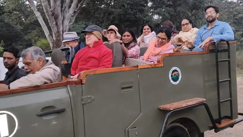 आस्ट्रेलियाई पर्यटक पहुंचे वीटीआर, पहाड़ी नदी में भरपूर उठाया आनंद