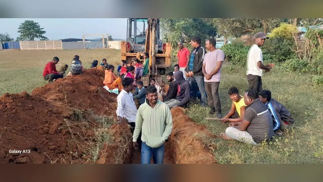 सोलर पावर प्लांट ग्रीड की चहारदीवारी निर्माण कार्य को ग्रामीणों ने रोका