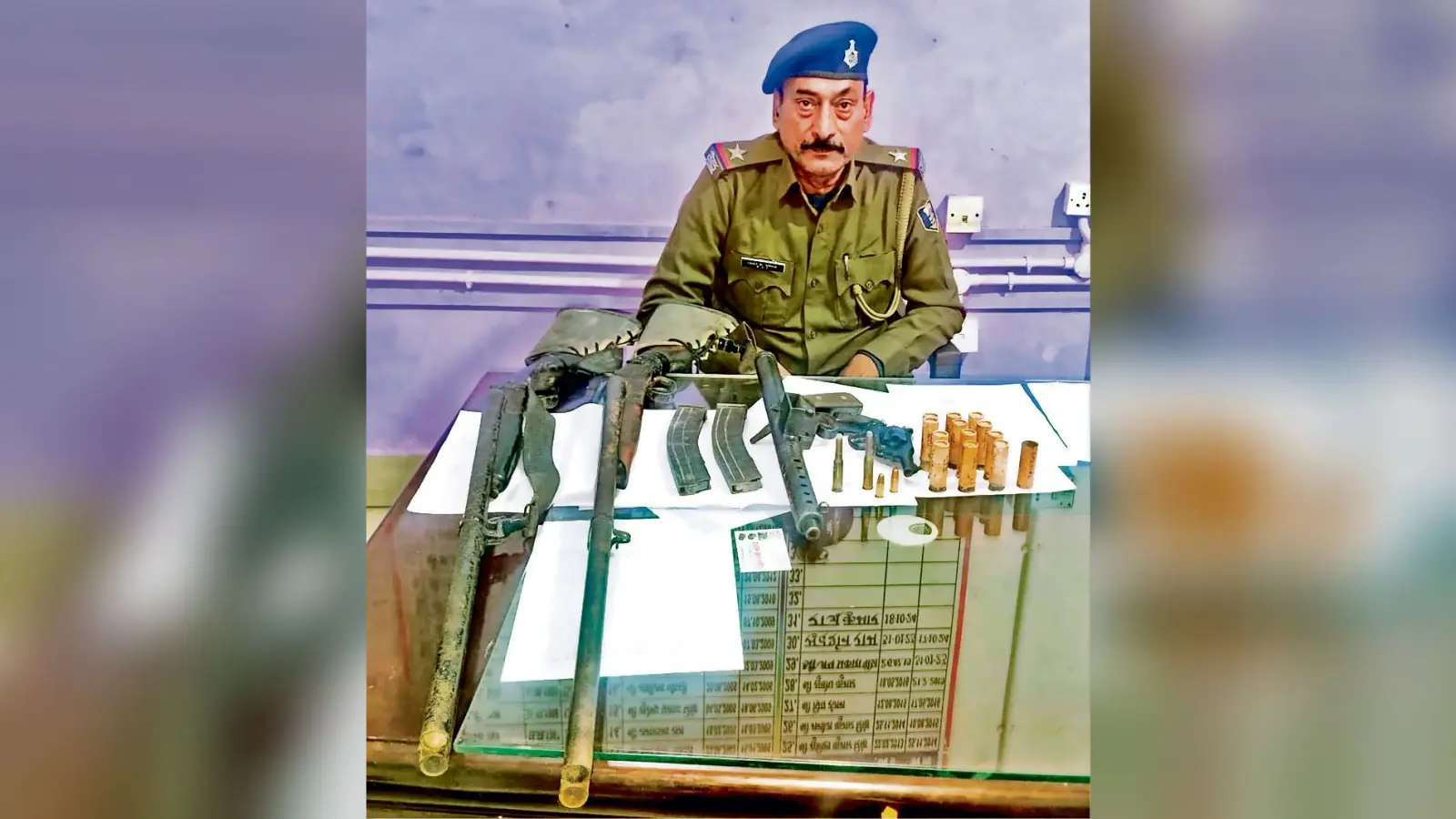 घर के बेसमेंट से कार्बाइन व रिवाॅल्वर सहित चार हथियार व कारतूस बरामद