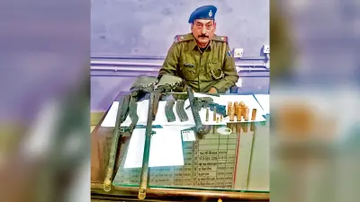 घर के बेसमेंट से कार्बाइन व रिवाॅल्वर सहित चार हथियार व कारतूस बरामद