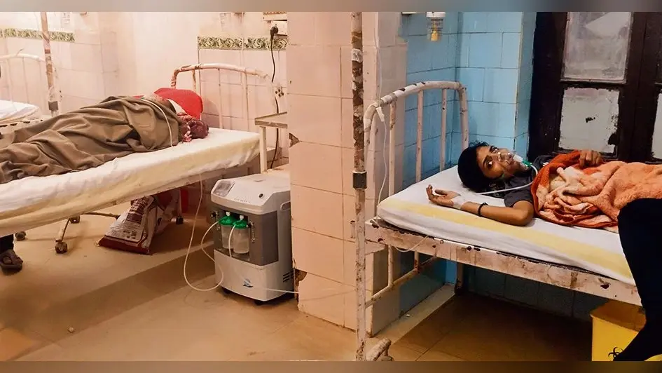 सदर अस्पताल में दो मरीजों को एक कंस्ट्रेटर से दिया जा रहा ऑक्सीजन