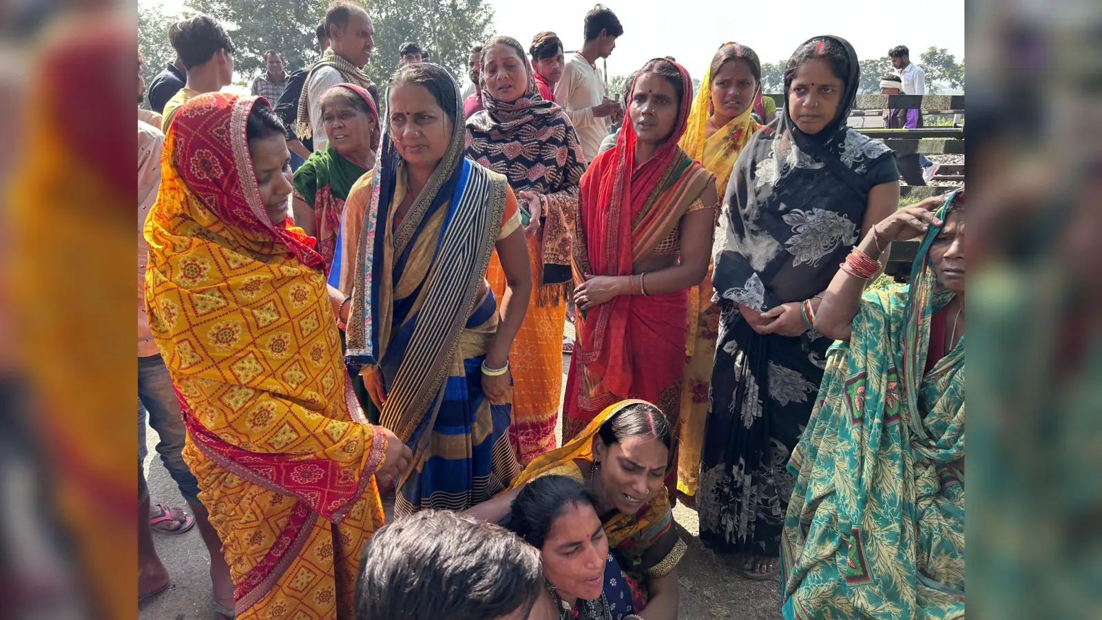 रेलवे ट्रैक पर काम कर रहे दो दैनिक मजदूरों की ट्रेन से कटकर मौत
