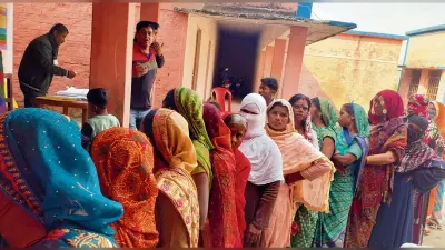 Gopalganj News : पैक्स चुनाव में ठंड पर भारी पड़ा वोटरों का उत्साह, जमकर हुई वोटिंग