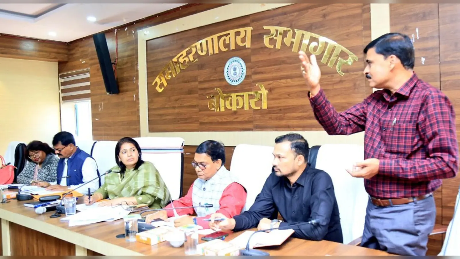 BOKARO NEWS: अभियान चलाकर आयुष्मान कार्ड निर्माण के लक्ष्य को पूरा करें : उपायुक्त