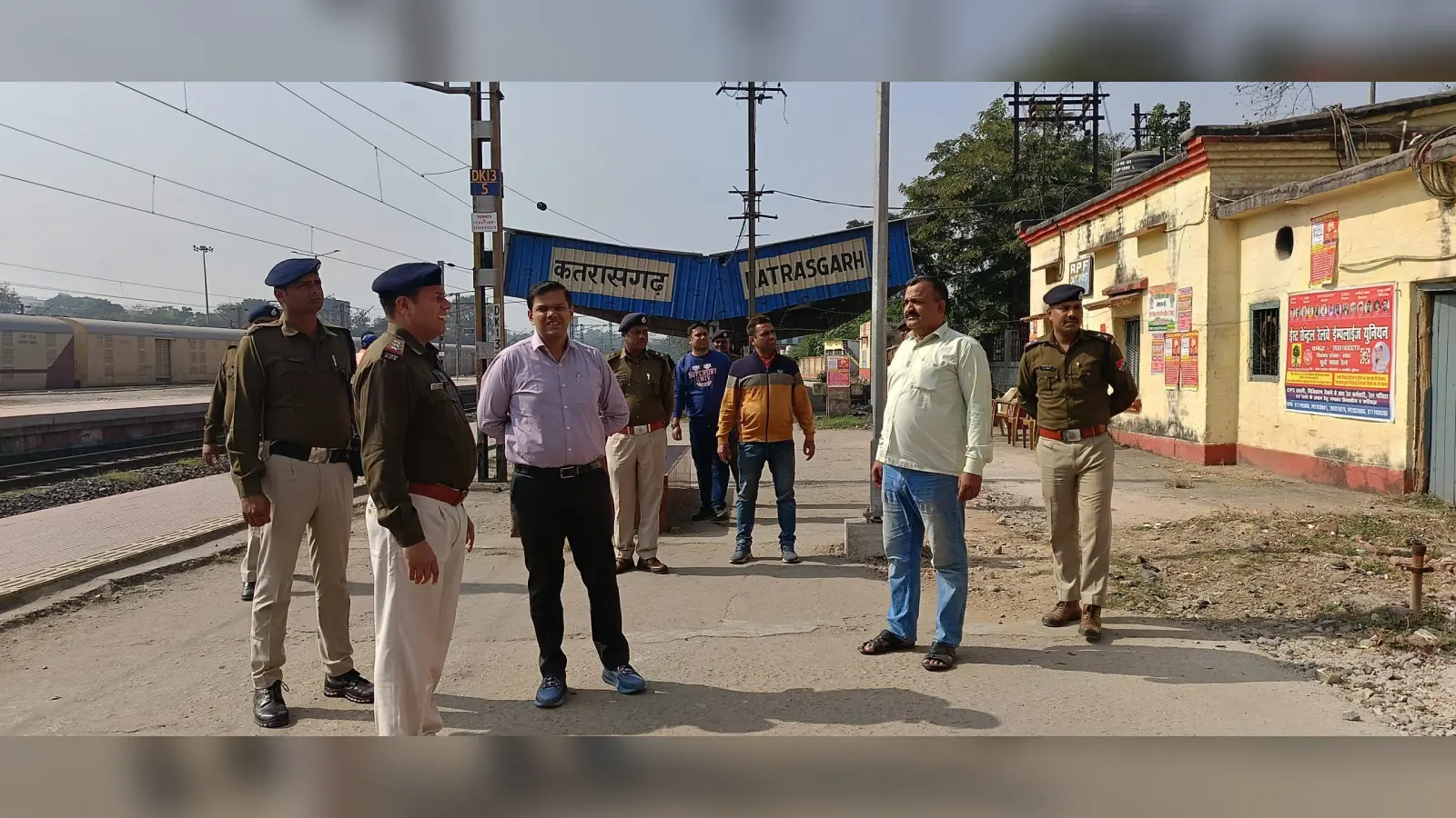 Dhanbad News:ट्रेनों में गश्त बढ़ायें आरपीएफ जवान : कमांडेंट