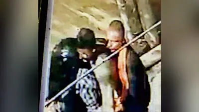 Patna News : कंकड़बाग में ज्वेलरी शोरूम के स्टाफ से पिस्टल के बल पर 4.5 लाख रुपये छीने