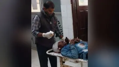 कार से टक्कर में बाइक सवार तीन व्यक्ति गंभीर रूप से घायल, रेफर