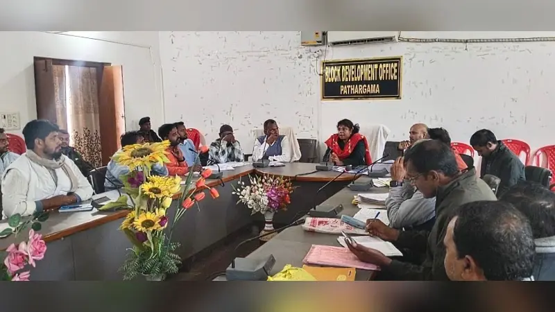 Godda News आवास निर्माण में लापरवाही करने वालों पर दर्ज करें केस: डीडीसी