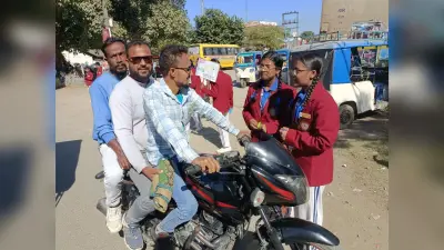 अंकल, बाइक चलाते वक्त हेलमेट जरूर लगाइए…