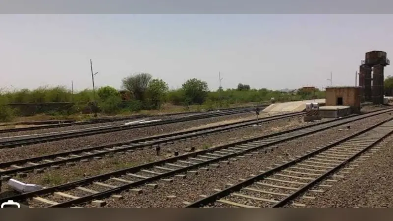 रेल पटरी पर बना रहा था रील, ट्रेन की चपेट में आने से किशोर की हुई मौत