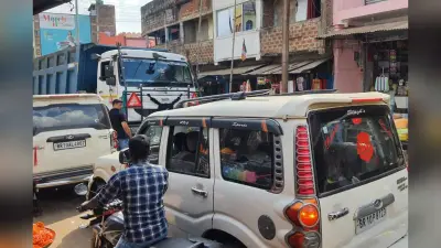 कटोरिया बाजार में टोटो, ऑटो व अन्य वाहनों की अवैध पार्किंग से जाम की समस्या हुई गंभीर