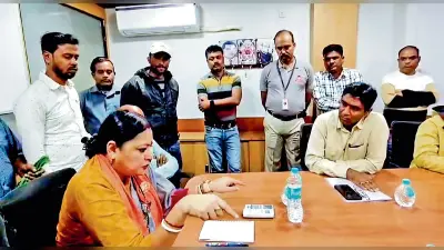 अग्निमित्रा ने विभिन्न कारखानों का लिया जायजा