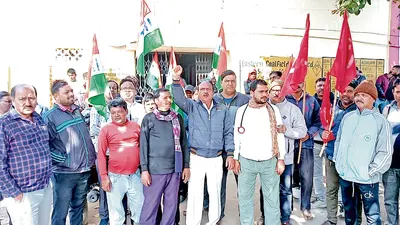सातग्राम इनक्लाइन बंद करने के विरोध में ईसीएल प्रबंधन के खिलाफ प्रदर्शन