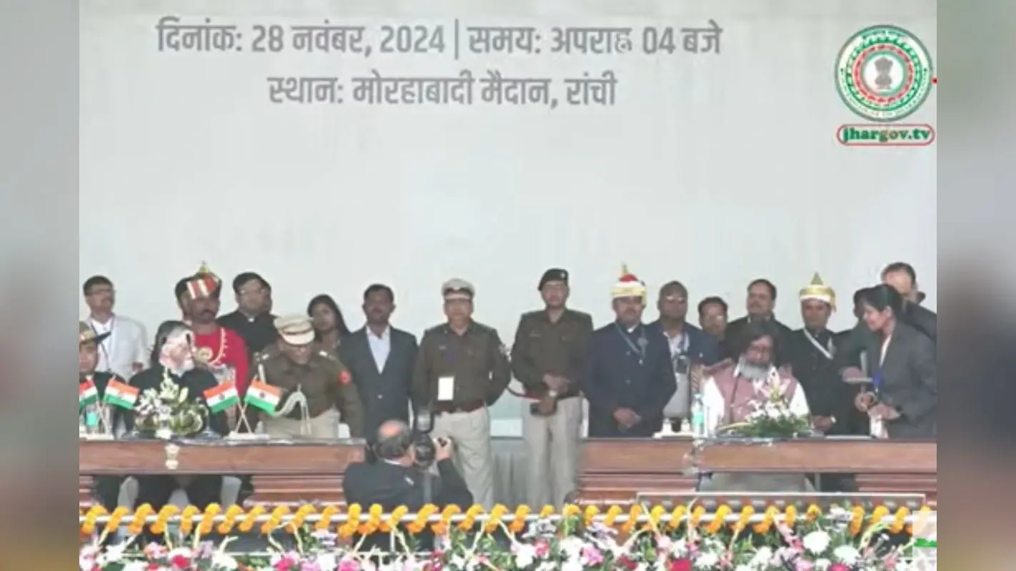 Hemant Soren Oath Ceremony: राज्यपाल संतोष कुमार गंगवार ने हेमंत सोरेन को झारखंड के मुख्यमंत्री पद की दिलायी शपथ