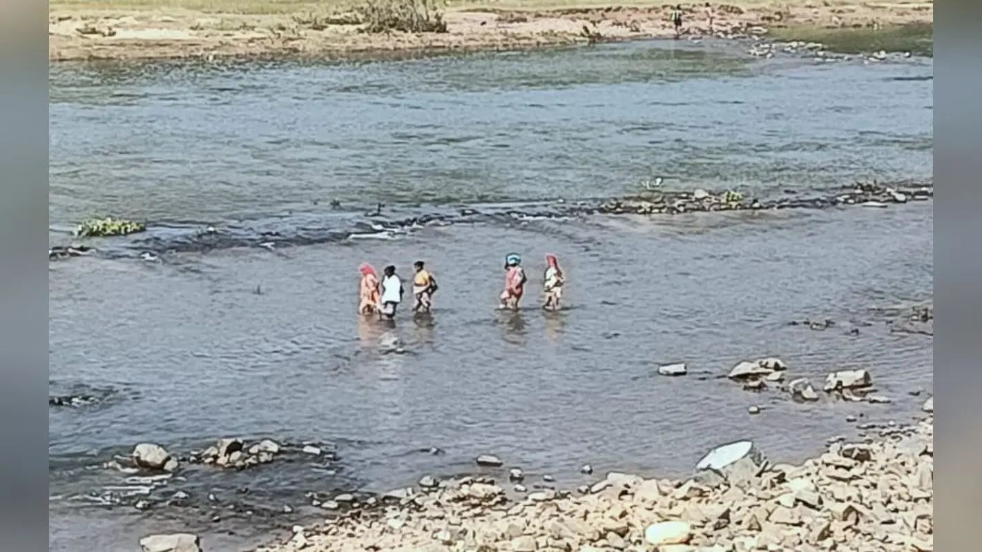 ये हैं लोकतंत्र के सच्चे प्रहरी, जंगल, पहाड़ और नदी पार करके वोट करने वालों के जज्बे को सलाम