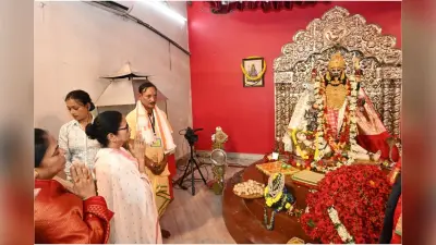 Mamata Banerjee : नैहाटी में बड़ो मां की पूजा कर ममता बनर्जी ने साधा अर्जुन सिंह पर निशाना