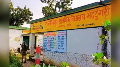 PHOTOS: खिजरी में वोट बहिष्कार, 1 घंटे में पड़े 13 वोट, बीडीओ-थाना प्रभारी ने घर-घर जाकर वोटर को मनाया