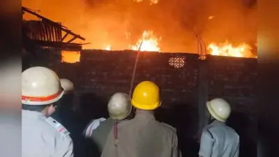 Kolkata News: लकड़ी गोदाम में लगी भीषण आग, दमकल की 20 गाड़ियां आग बुझाने में लगी