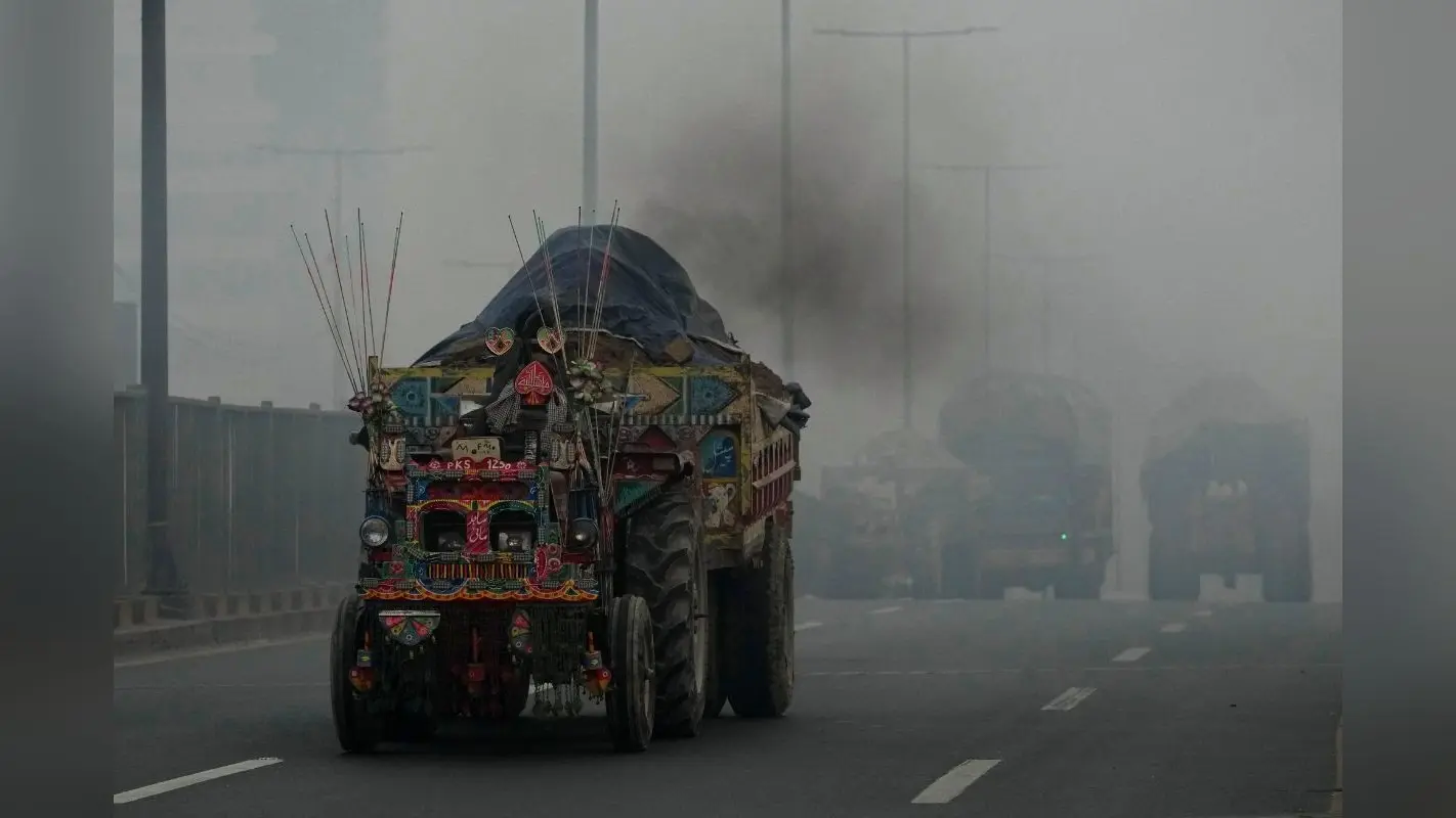 Pakistan Air Pollution: लाहौर में वायु प्रदूषण खतरनाक स्तर पर पहुंचा, AQI 1000 के पार, स्कूल बंद