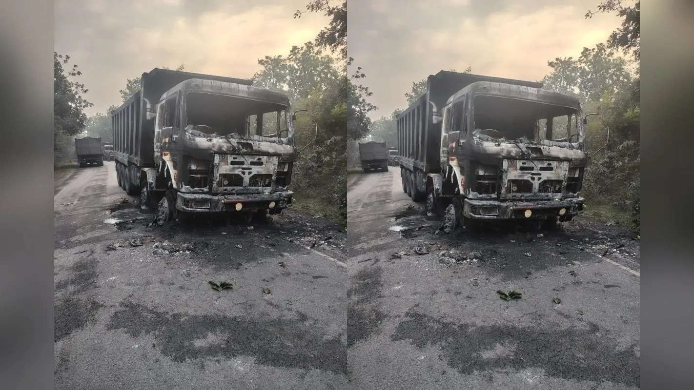 लातेहार में उग्रवादियों ने मचाया तांडव, 5 हाईवा को किया आग के हवाले, देखें वीडियो